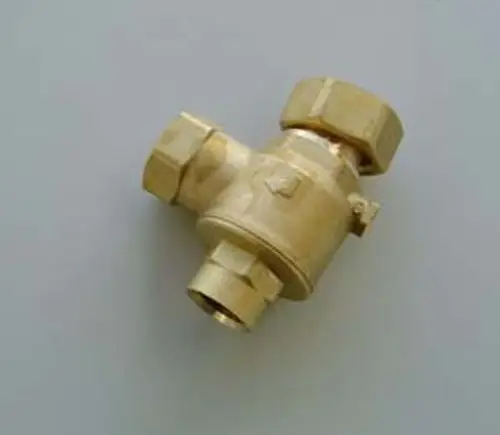 Brassene Ruckschlagklappe von Remeha, mit einem starren Design, zeigt mehrere Anschlussstellen für die Installation in Rohrsystemen.